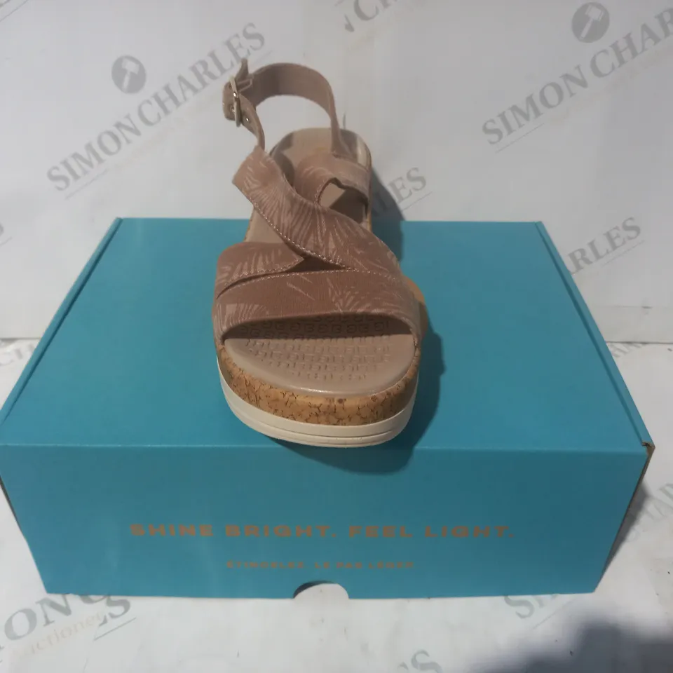 BOXED PAIR OF BZEES OPEN TOE WEDGE SANDALS SIZE 6