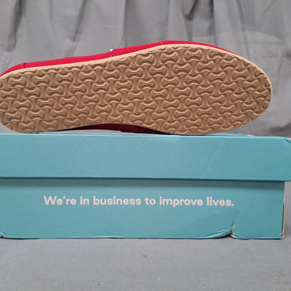 BOXED PAIR OF TOMS ALPARGATA SLIP-ON CANVAS SHOES IN RED UK SIZE 6