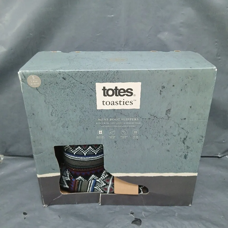 BOXED PAIR OF TOTES TOASTIES MENS BOOTS SLIPPERS - 7-8