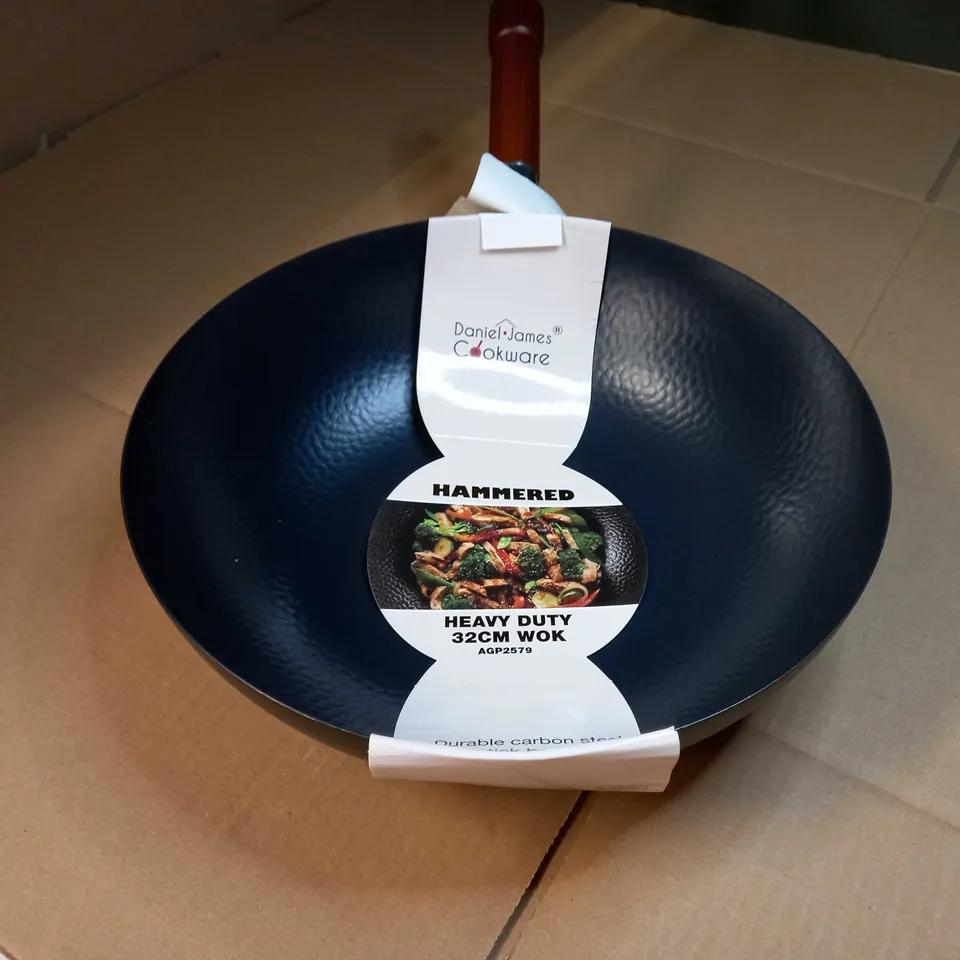 PACKAGED DANIEL JAMES HAMMERED HEAVY DUTY 32CM WOK