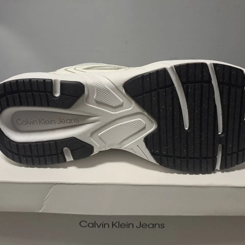 BOXED CALVIN KLEIN JEANS RETRO TENNIS TRAINERS IN WHITE - EU 41