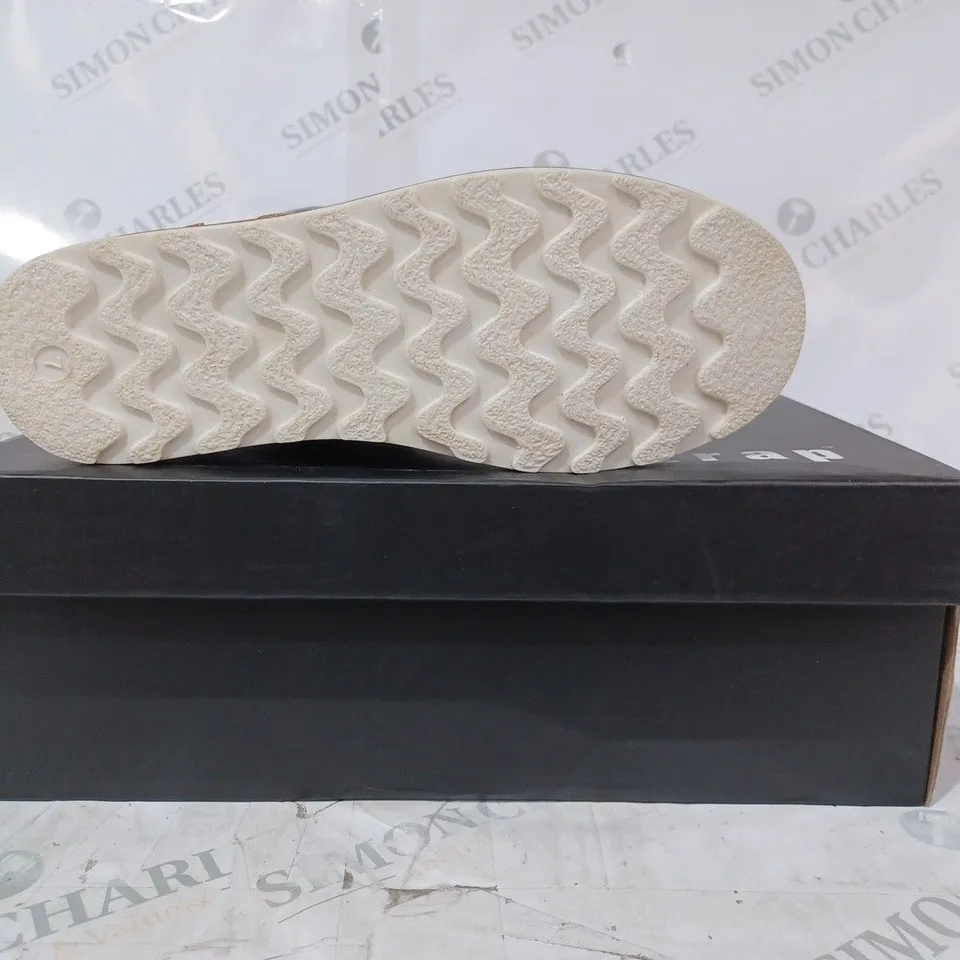 BOXED PAIR OF FIRETRAP BEDWORTH BOOTS IN TAN UK SIZE 7