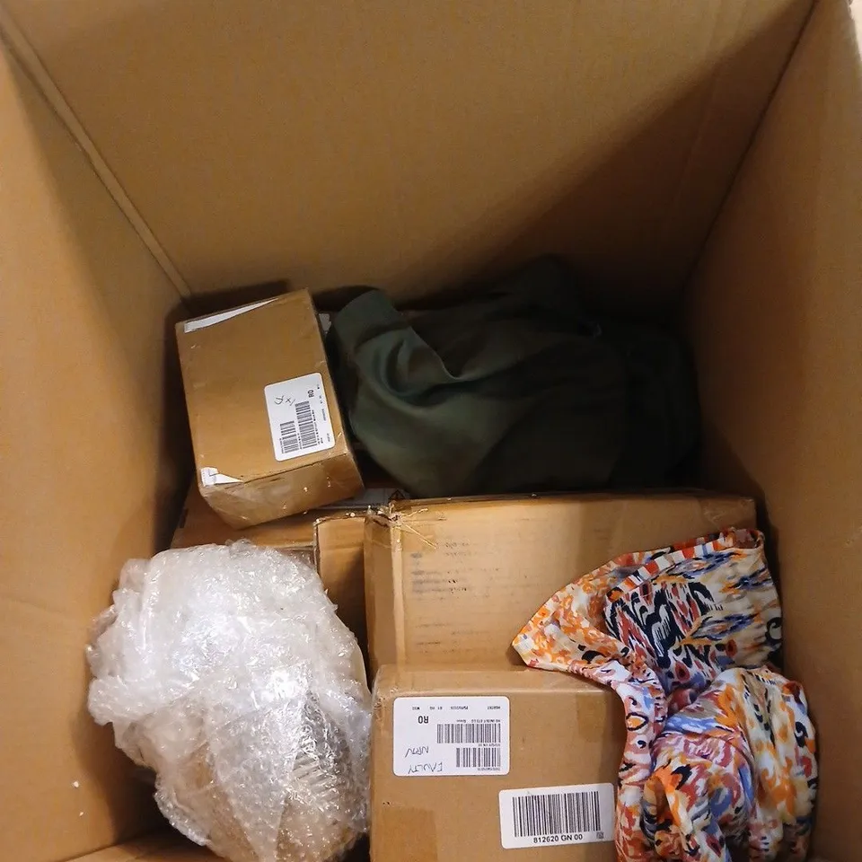 BOX OF APPROXIMATELY 15 ASSORTED ITEMS INCLUDING A TOP AND SOME LIGHTS