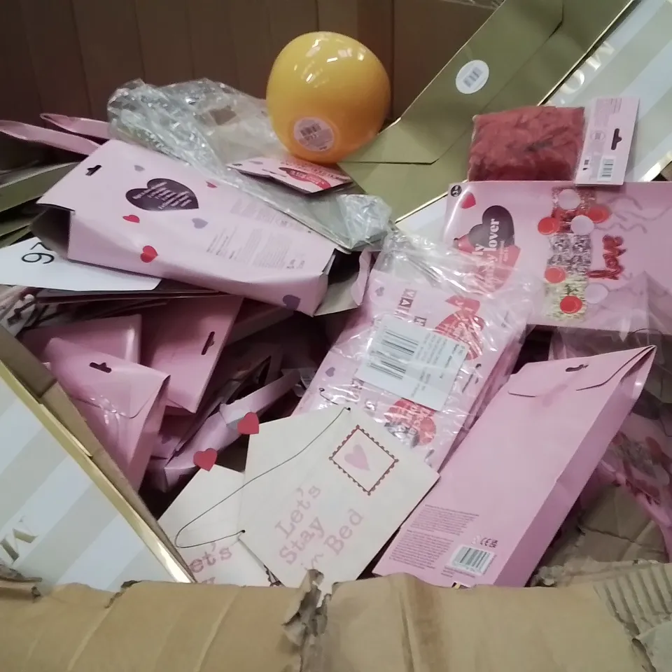 PALLET OF VALENTINES PRODUCTS SUCH AS;BALLOONS,GIFT BAGS,WALL HANGERS