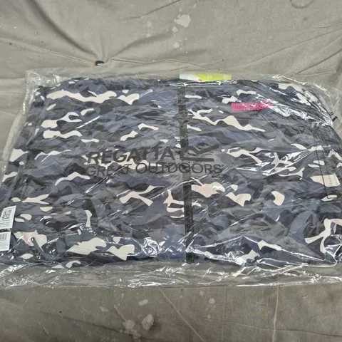 REGATTA GREAT OUTDOORS KIDS CHANGING ROBE – BLACK CAMO, 9–13 YEARS