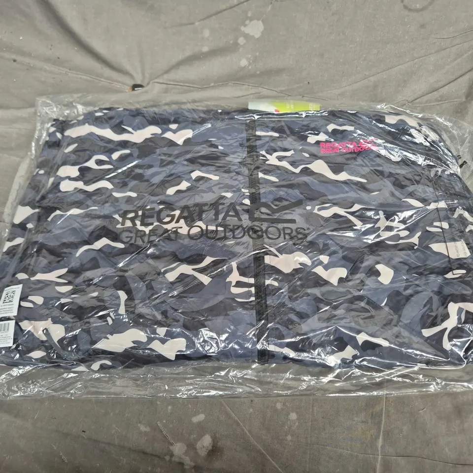 REGATTA GREAT OUTDOORS KIDS CHANGING ROBE – BLACK CAMO, 9–13 YEARS