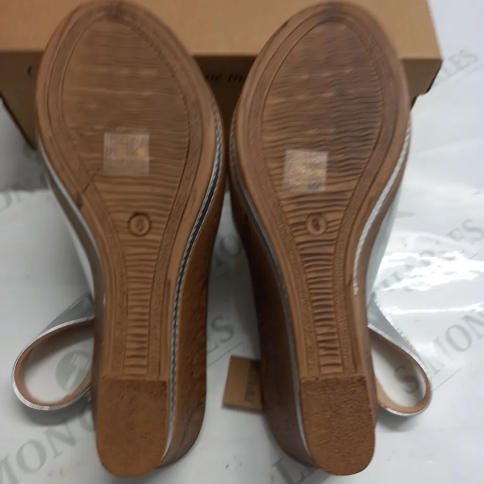 BOXED PAIR OF CUSHION WALK SILVER STRAPPY WEDGE HEELED SHOES - SIZE 6