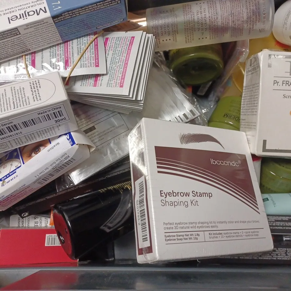 BOX OF APPROX 15 ASSORTED HEALTH AND BEAUTY ITEMS TO INCLUDE - MOON MOISTURE DROPS - RIEMANN P20 ORIGINAL - HAIR SYRUP ROSE BLOOM ETC