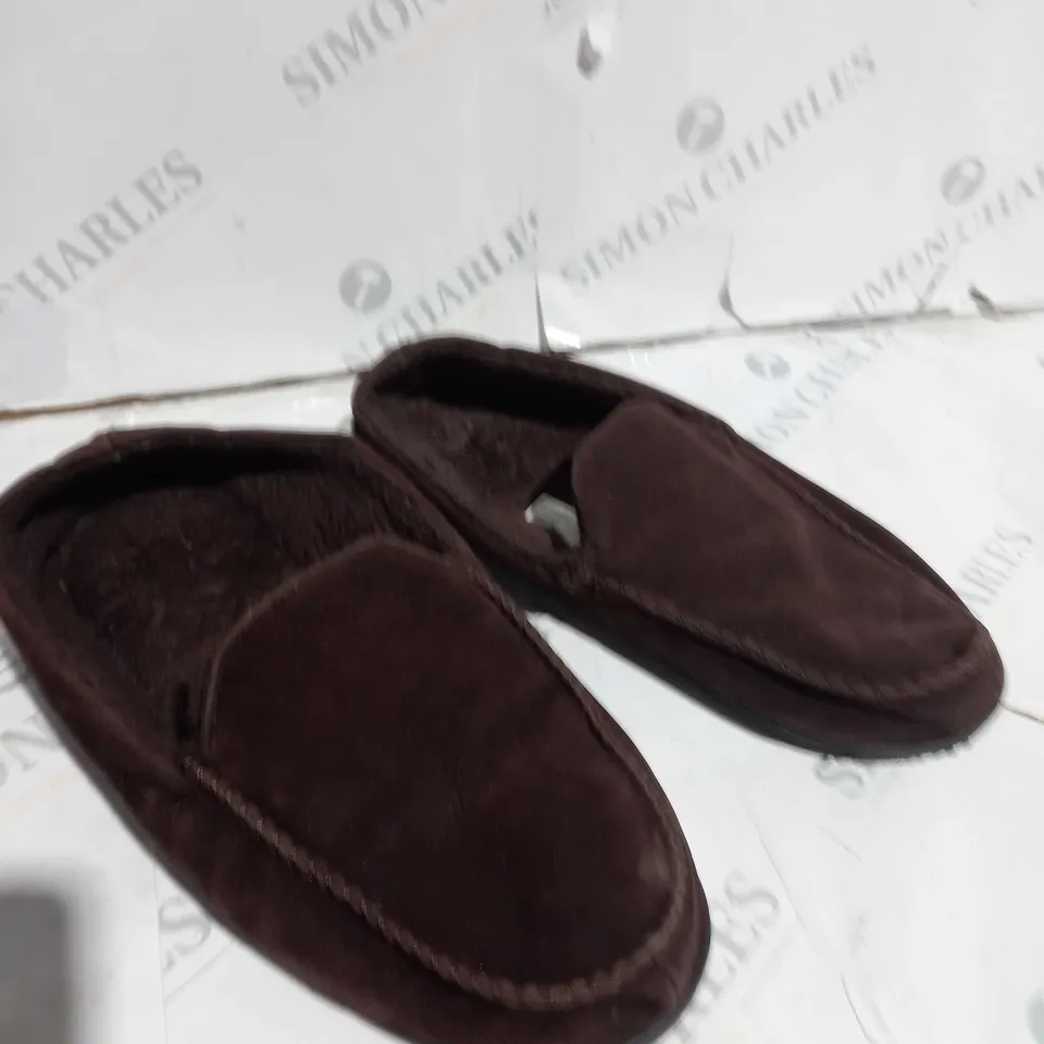 PAIR OF MUK LUKS MOCCASIN SLIPPERS IN BROWN SIZE SMALL