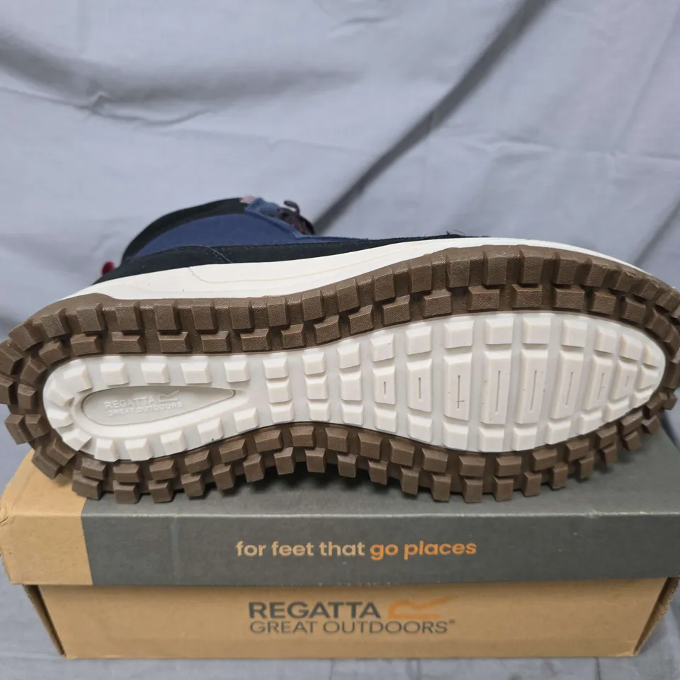 BOXED PAIR OF REGATTA MAYFIELD BOOTS IN NAVY/BLACK - UK 7