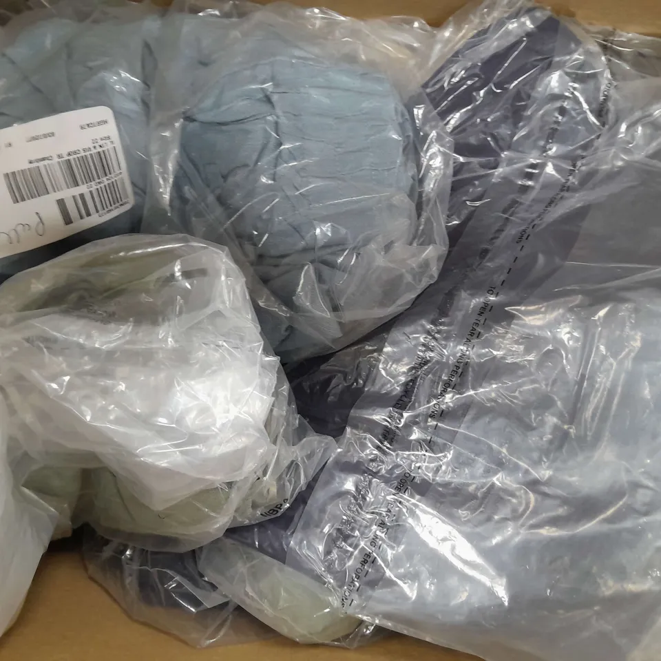 BOX OF APPROXIMATELY 15 ASSORTED CLOTHING AND FASHION ITEMS IN VARIOUS STYLES, SIZES, AND COLOURS