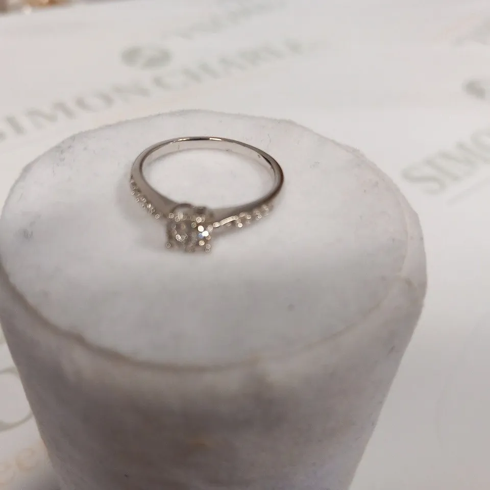 9CT WHITE GOLD DIAMOND SET RING WITH DIAMONDS TO SHOULDERS