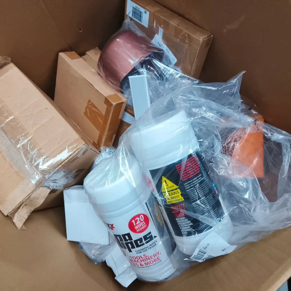 APPROXIMATELY 15 ASSORTED ITEMS TO INCLUDE SFIXX SUPA WIPES, RE SENSOR LIGHT, DUAL POWER LAMP, ETC