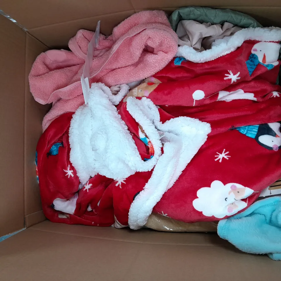 APPROXIMATELY 8 ASSORTED HOUSEHOLD ITEMS TO INCLUDE VARIOUS BEDDING IN VARIOUS SIZES AND STYLES