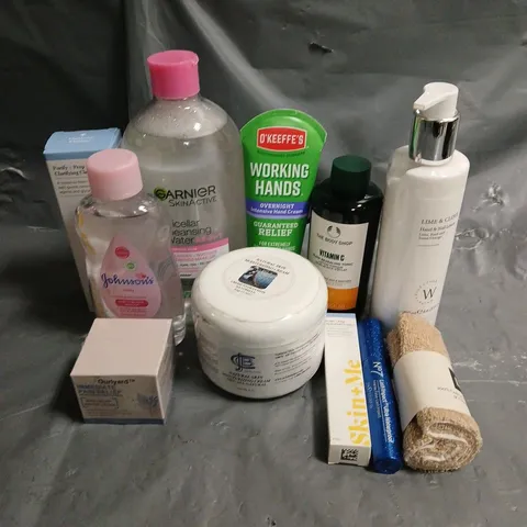 APPROXIMATELY 20 ASSORTED HEALTH & BEAUTY PRODUCTS TO SKIN+ME CLARIFYING CLEANSER, O'KEEFE'S WORKING HANDS, THE BODY SHOP VITAMIN C GLOW TONIC, ETC