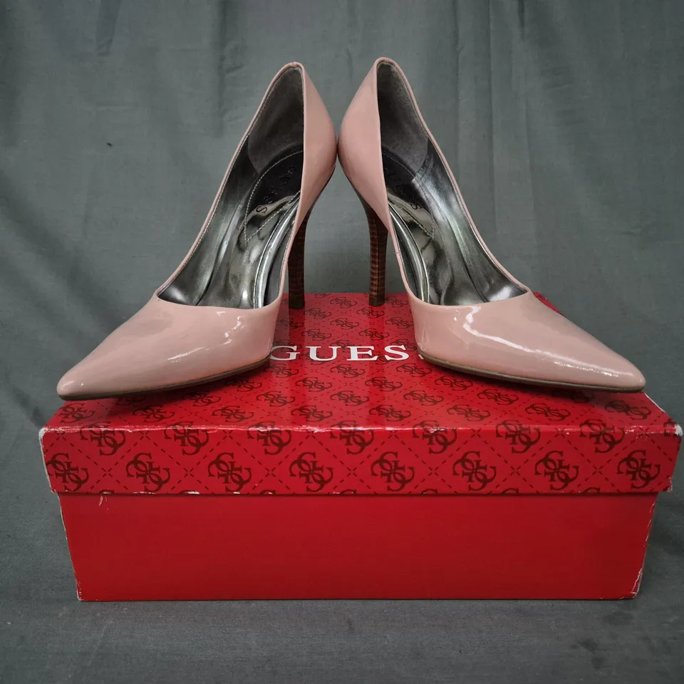 BOXED PAIR OF GUESS POINTED TOE HIGH HEEL SHOES IN NUDE SIZE 5.5