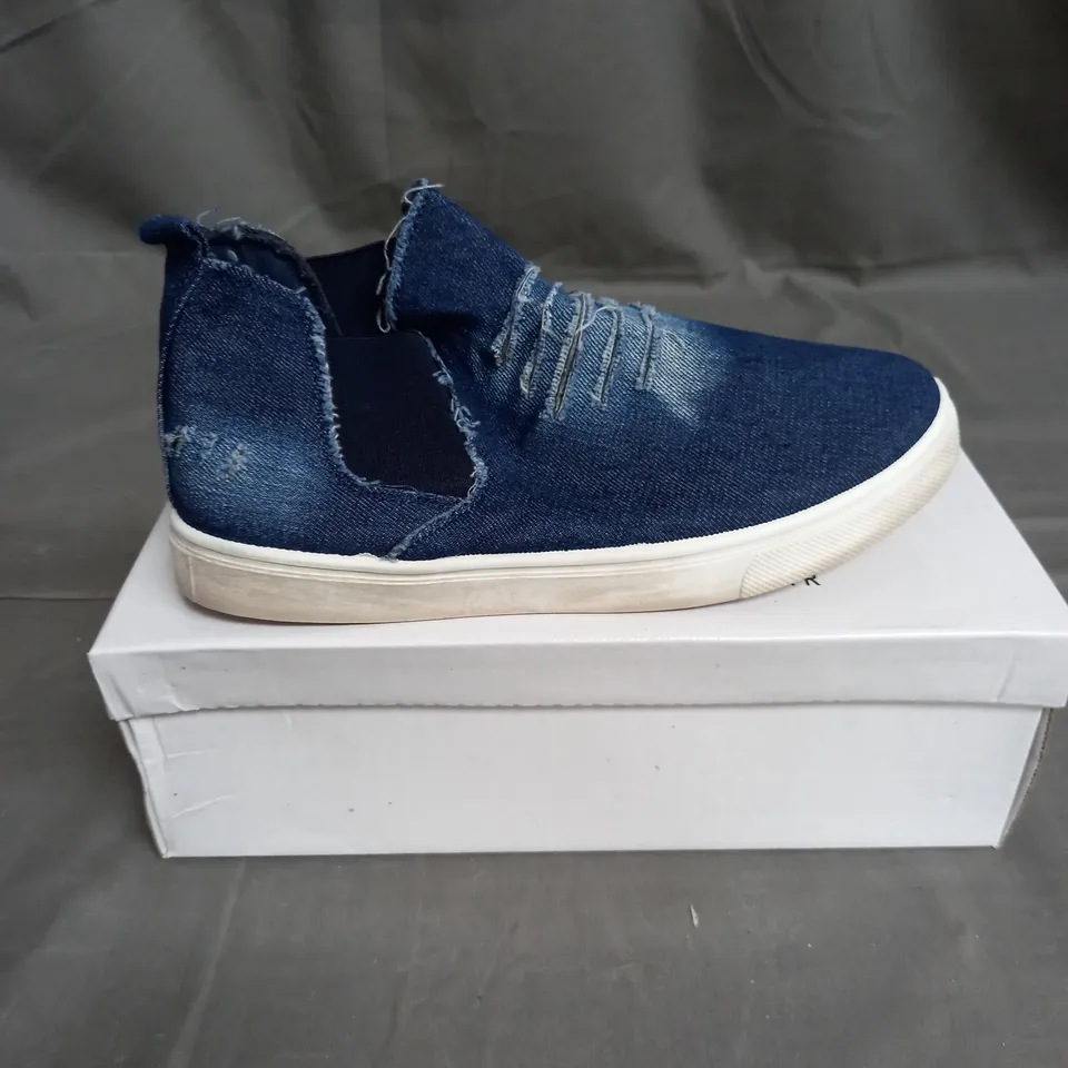 BOX OF 12 PAIRS OF WS SHOES SLIP ON SHOE IN BLUE DENIM - VARIOUS SIZES