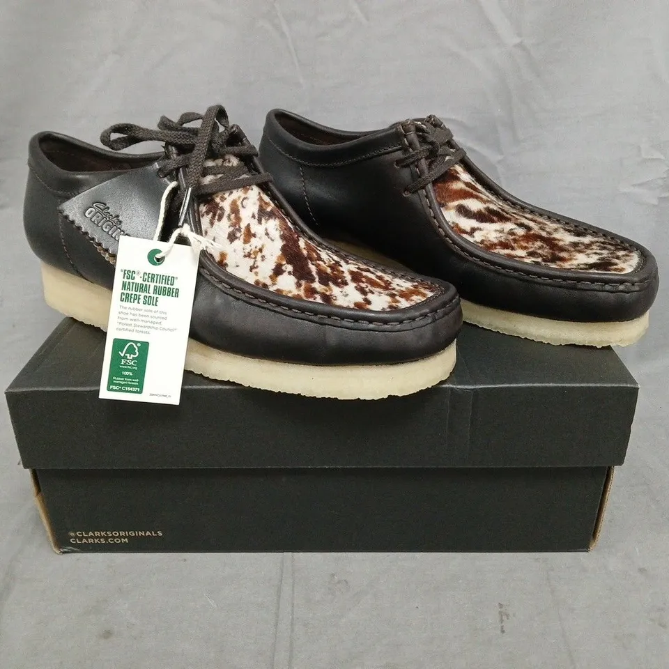 BOXED PAIR OF CLARKS ORIGINALS WALLABEE SHOES IN BROWN SIZE UK 8