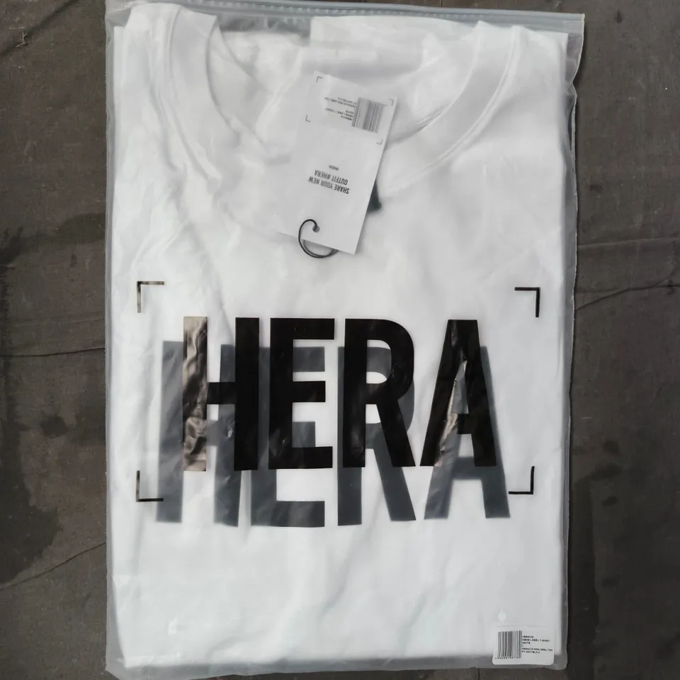 HERA MENS LABEL T-SHIRT IN WHITE SIZE LARGE