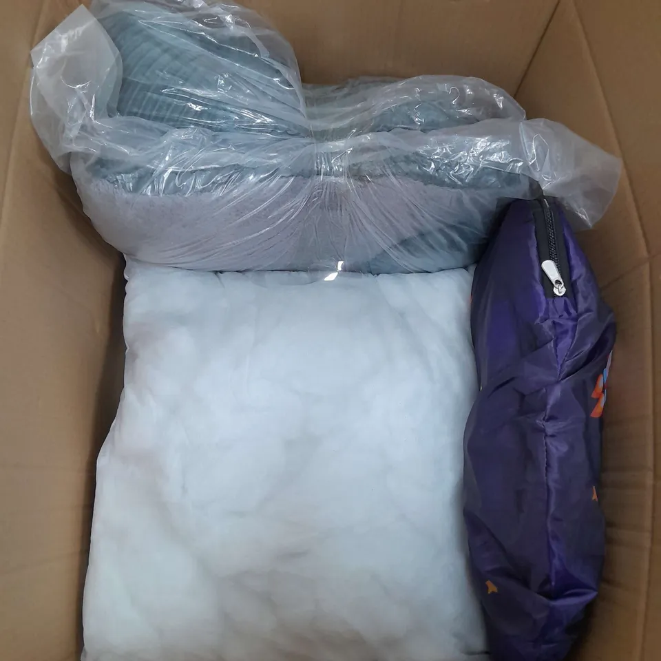 APROXIMATELY 6 ASSORTED HOUSEHOLD ITEMS TO INCLUDE PILLOWS , KIDS TENTS AND DUVETS , ETC 