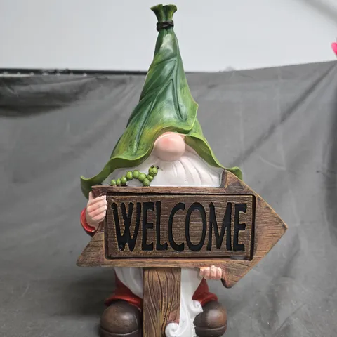 GARDEN GNOME STATUE WITH WOODEN 'WELCOME' SIGN