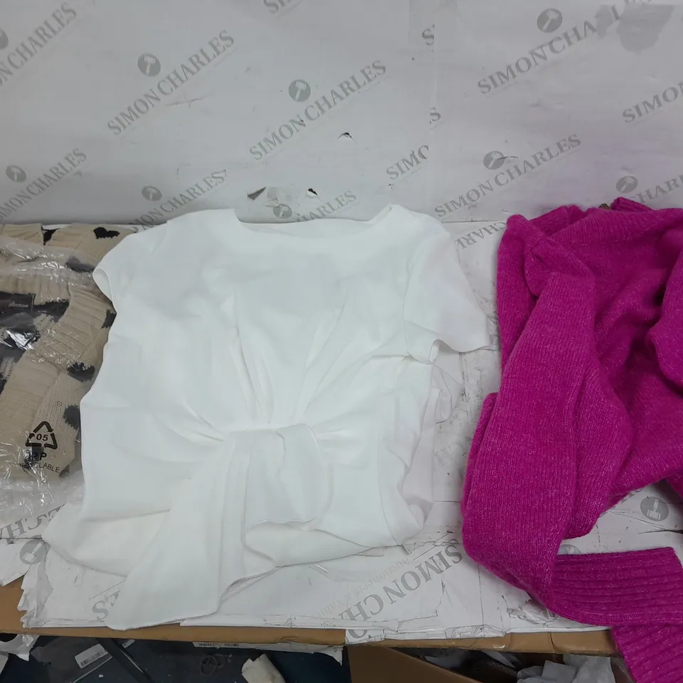 BOX OF APPROXIMATELY 18 ASSORTED ITEMS TO INCLUDE - DRESSES , JUMPERS , AND  T-SHIRTS ETC