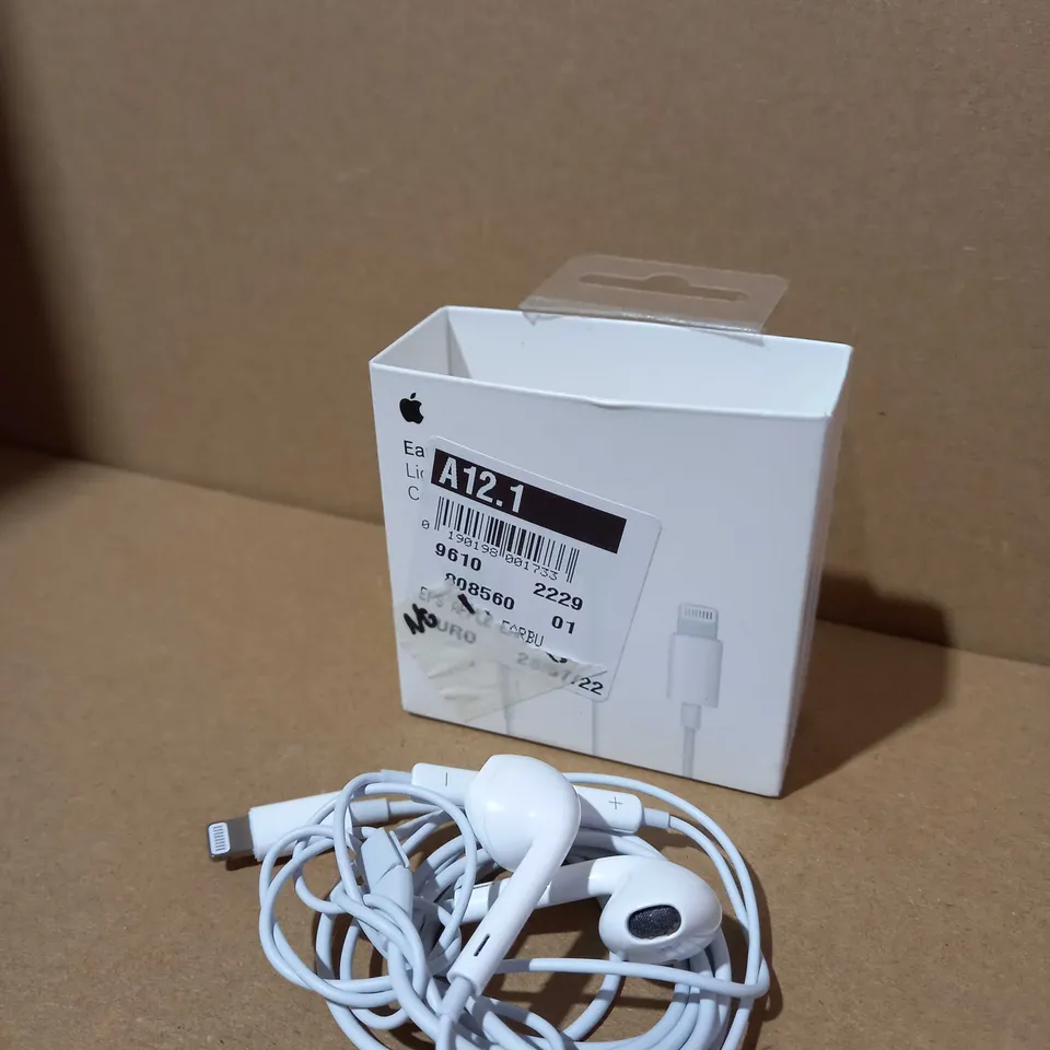 APPLE EARPODS WITH LIGHTENING CONNECTOR 