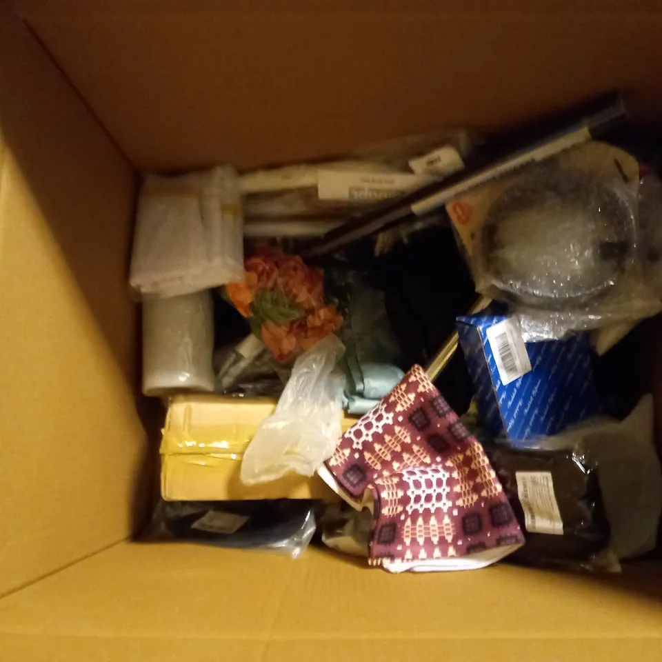 BOX OF APPROXIMATELY 25 ASSORTED ITEMS TO INCLUDE FRESCO CARBON NEUTRAL WALLPAPER, CALLAWAY SUPERSOFT GOLFBALLS, PILLOWCASES, ETC