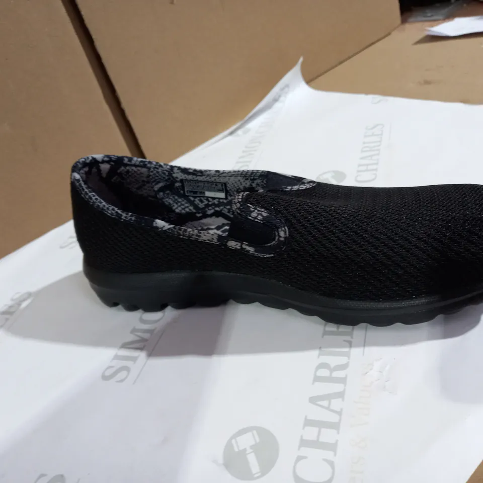 SKECHERS ORIGINAL GO WALK SLIP ON TRAINER - SIZE 5.5 UK