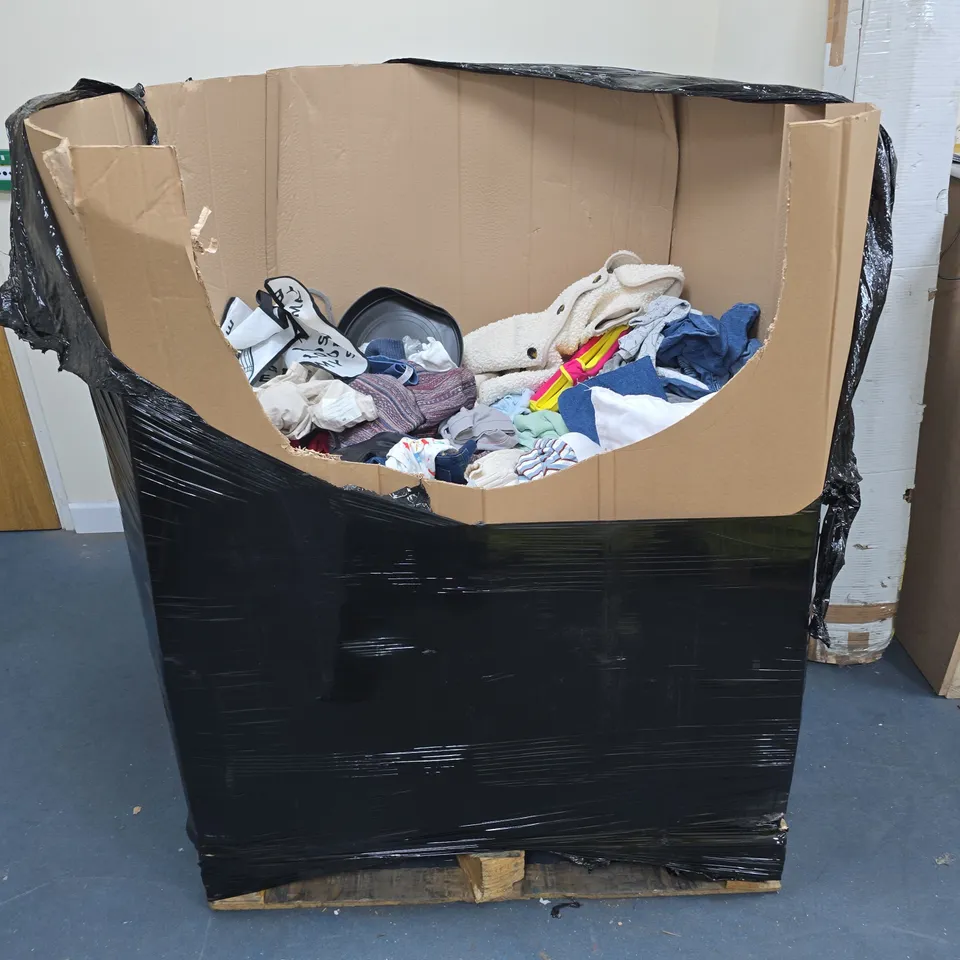PALLET OF ASSORTED HOUSEHOLD AND CLOTHING ITEMS TO INCLUDE DISKLOK STEERING LOCK, GREY PARASOL, YELLOW PIPE AND ASSORTED CLOTHING