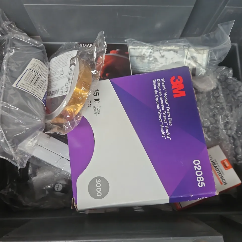 APPROXIMATELY 12 ASSORTED HOUSEHOLD ITEMS TO INCLUDE 3M TRIZACT FOAM DISCS, LED HEADTORCH, SMART DODGEBALL DOG TOY, ETC