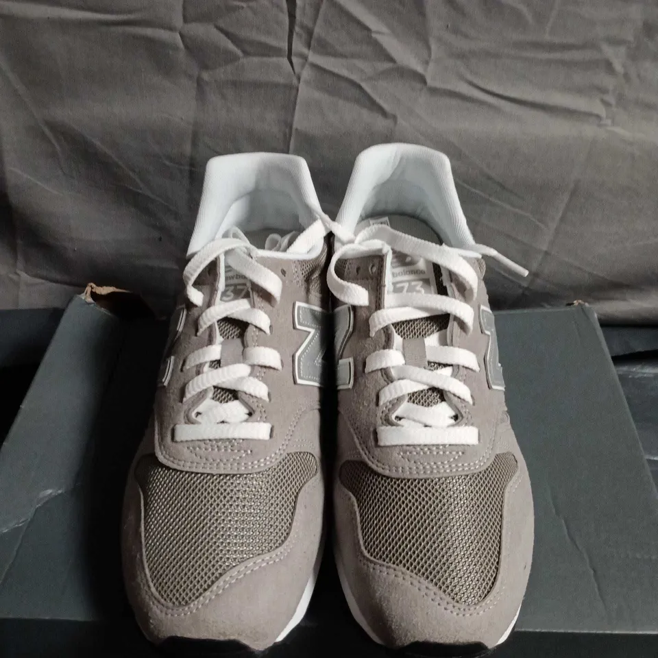 BOXED PAIR OF NEW BALANCE 574 TRAINERS – UK SIZE 8