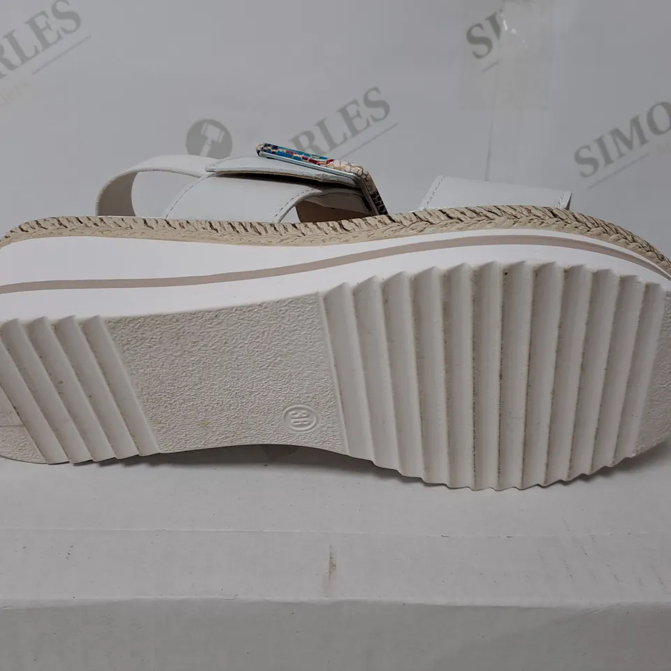 ADESSO WEDGE SANDALS WHITE SIZE 5