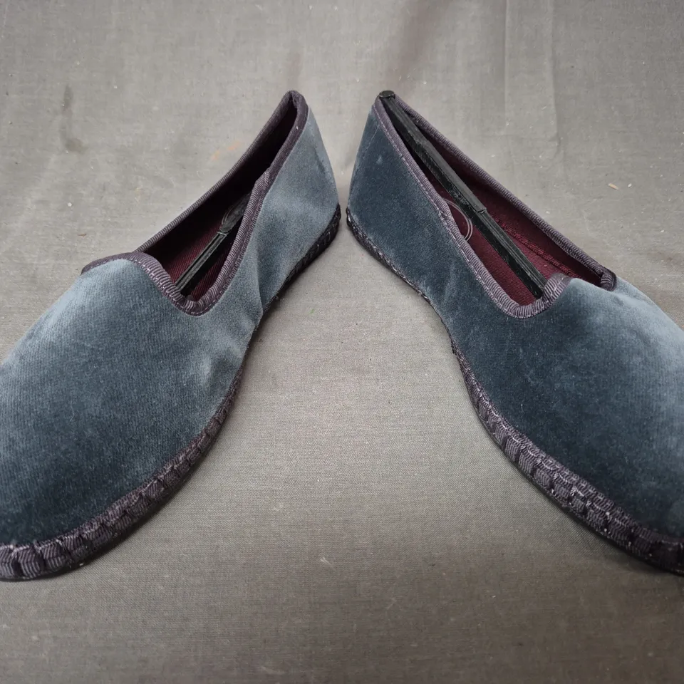 BOXED PAIR OF FLABELUS WENDY FLAT SLIP-ON SHOES IN GREY EU SIZE 36