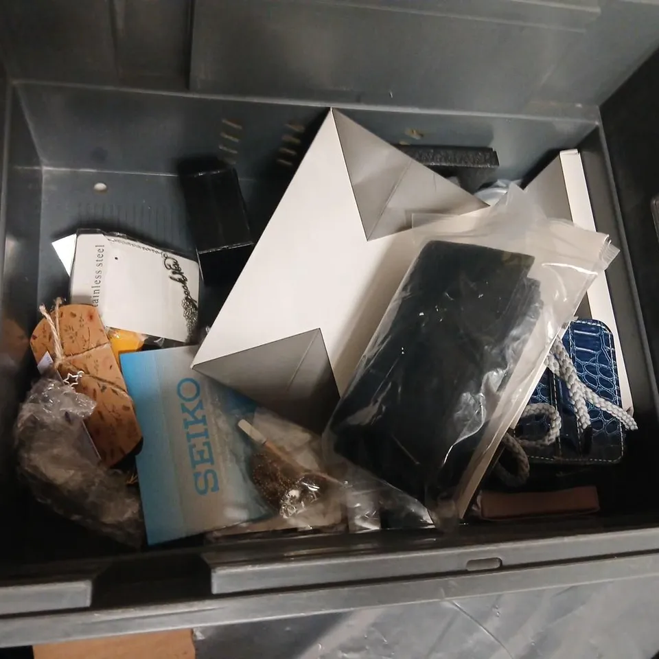 LARGE QUANTITY OF ASSORTED JEWELLERY AND ACCESSORIES