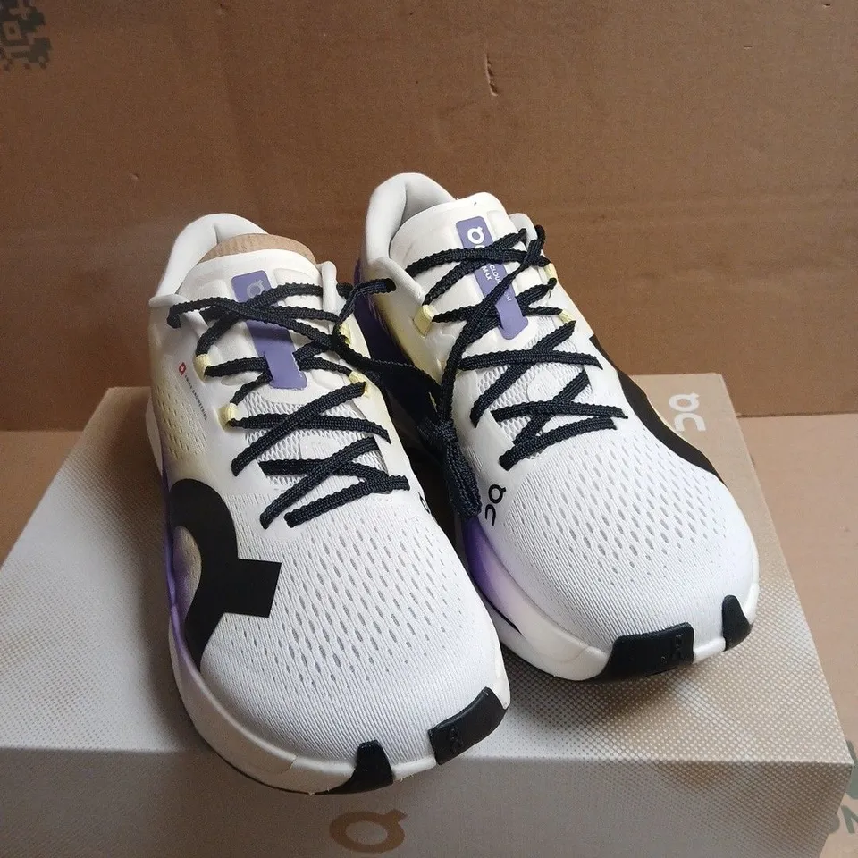 ON RUNNING WHITE KNIT RUNNING SHOES WITH PURPLE GRADIENT HEEL – BOXED UK 8.5