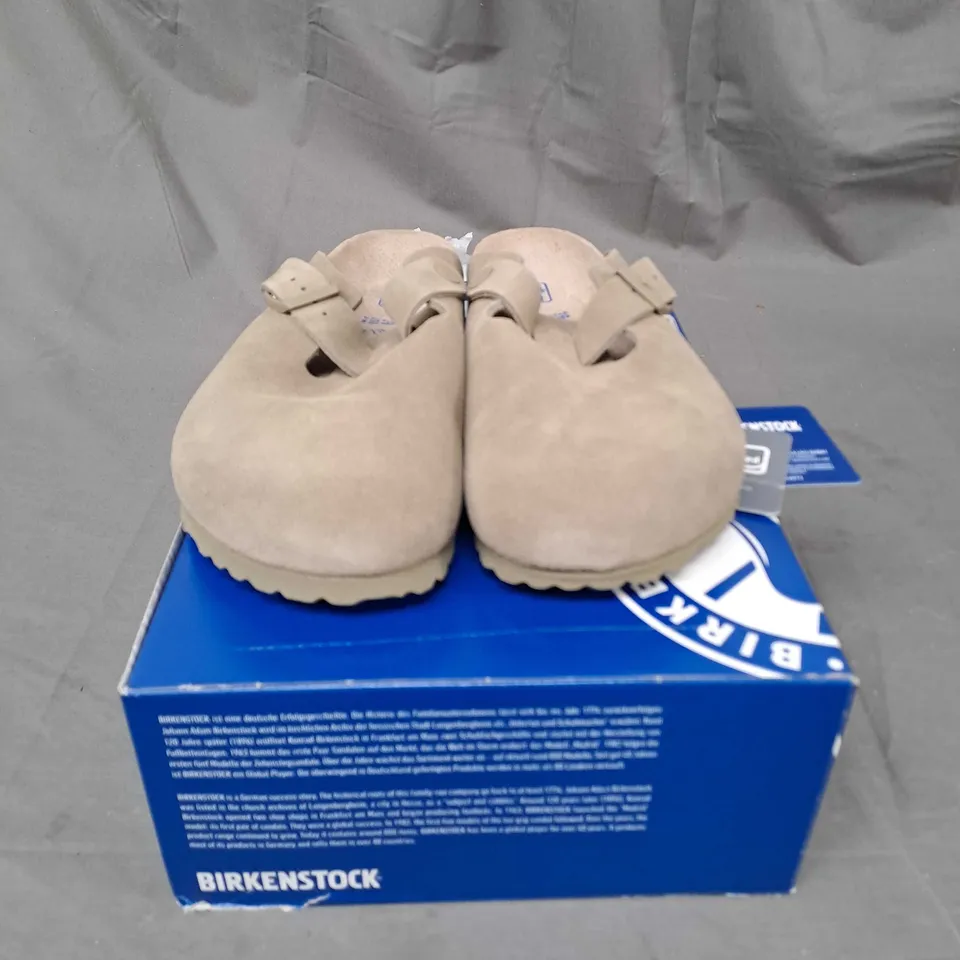 BOXED PAIR OF BIRKENSTOCK BOSTON 1019054 FADED KHAKI SFB SUEDE LEATHER REGULAR FIT CLOG SIZE 5.5