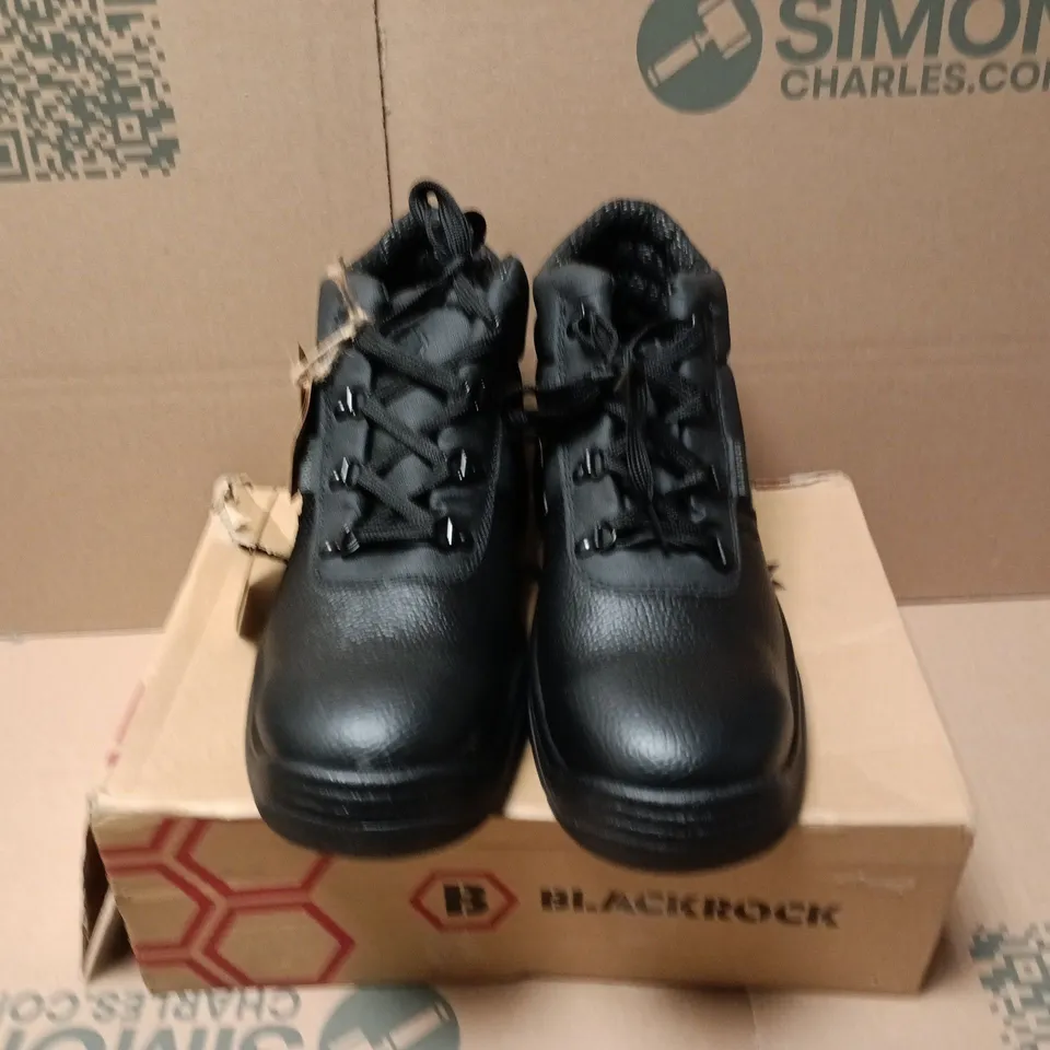 BOXED PAIR OF BLACKROCK CHUKKA BOOTS IN BLACK - UK 10
