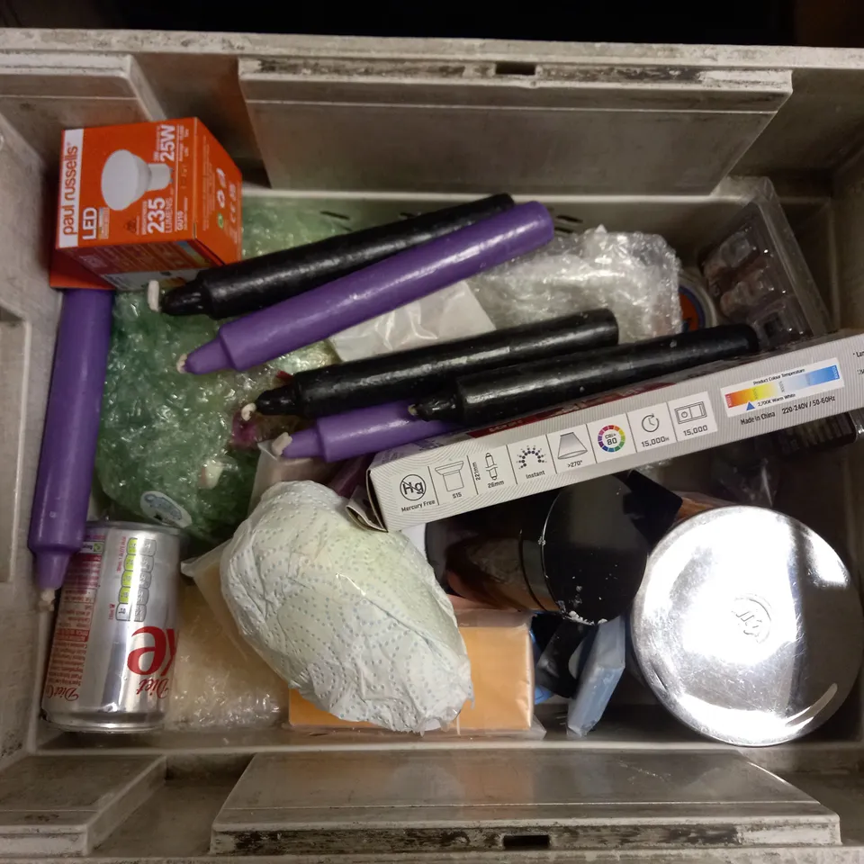BOX OF APPROX 10 HOUSEHOLD ITEMS TO INCLUDE ASSORTED SCENTED CANDLES AND WAX MELTS