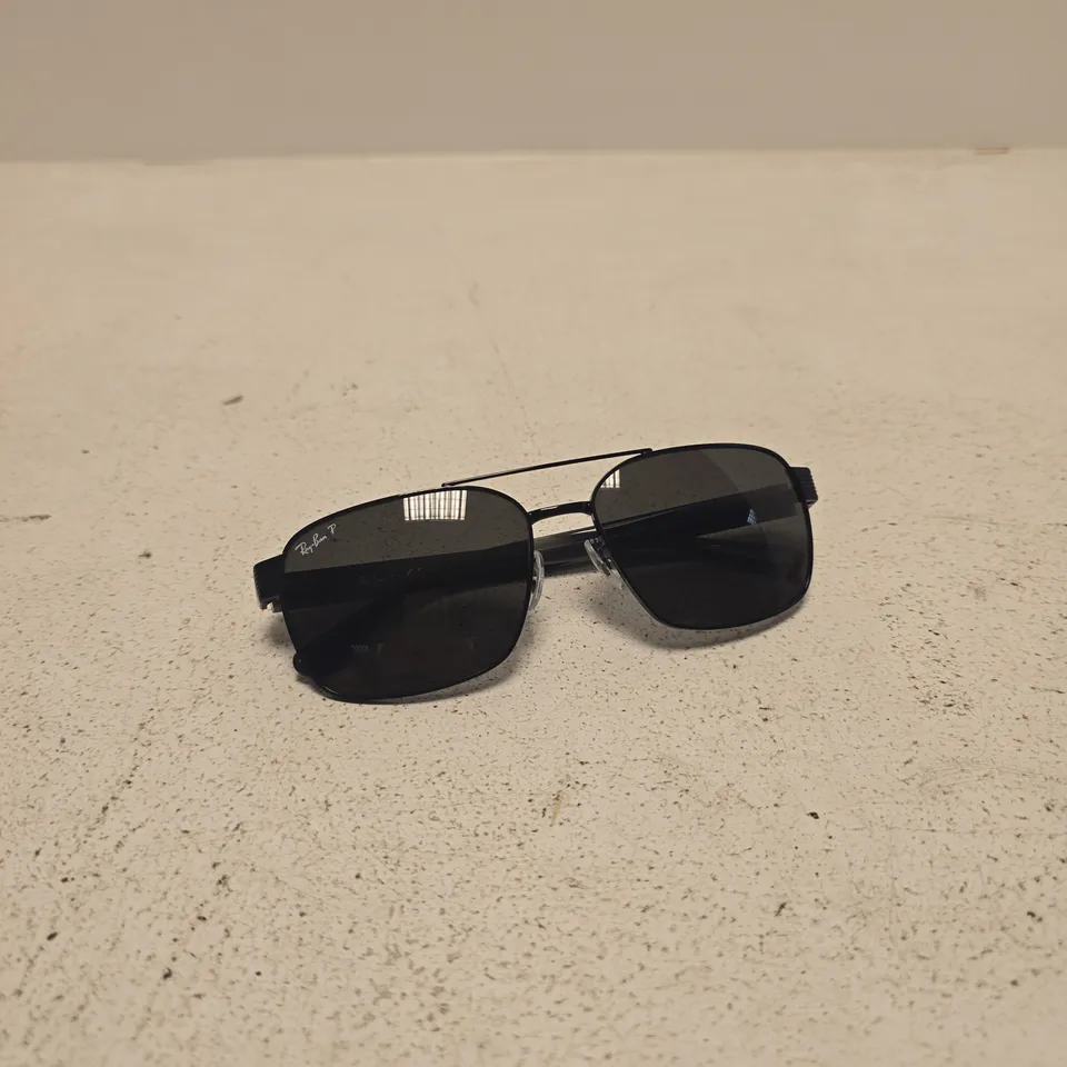 RAY-BAN SUNGLASSES – BLACK FRAME, AVIATOR STYLE