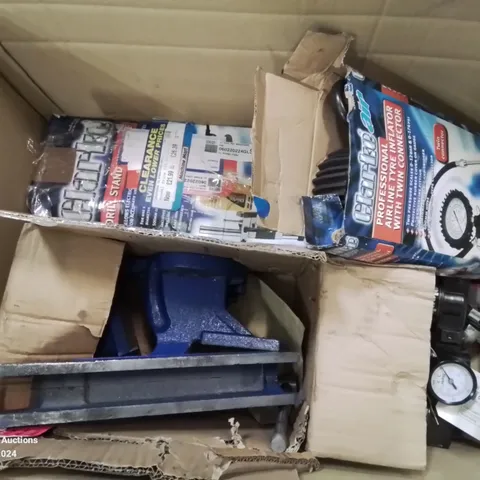 BOX OF MIXED TOOLS TO INCLUDE: METAL VICE CLAMP, DRILL STAND, AIRLINE TYRE INFLATOR WITH TWIN CONNECTOR ETC.