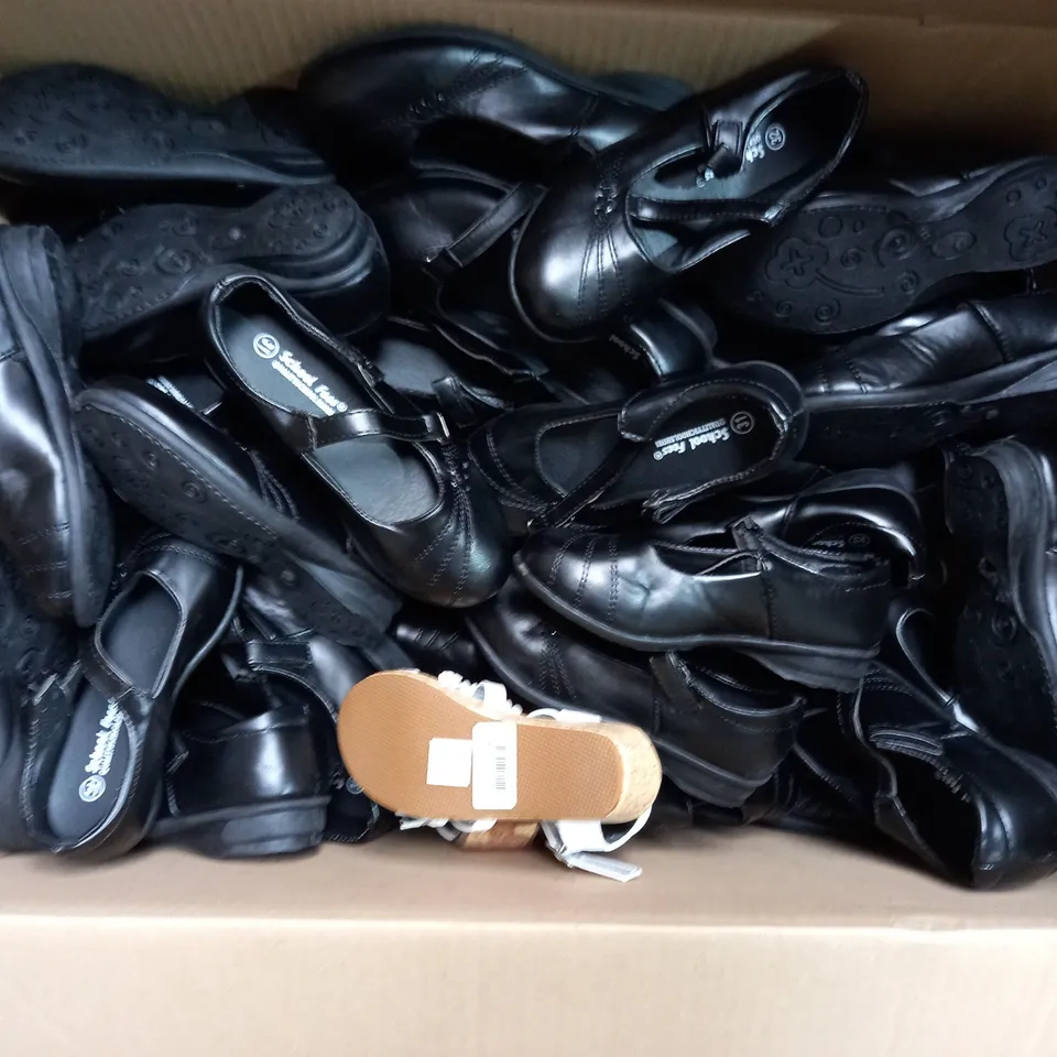 APPROXIMATELY 14 ASSORTED KIDS PAIRS OF SHOES IN VARIOUS COLOURS, STYLES, AND SIZES