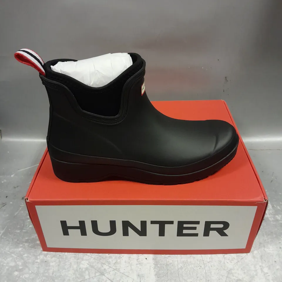 BOXED PAIR OF HUNTER PLAY CHELSEA NEOPRENE BOOTS IN BLACK SIZE UK 8