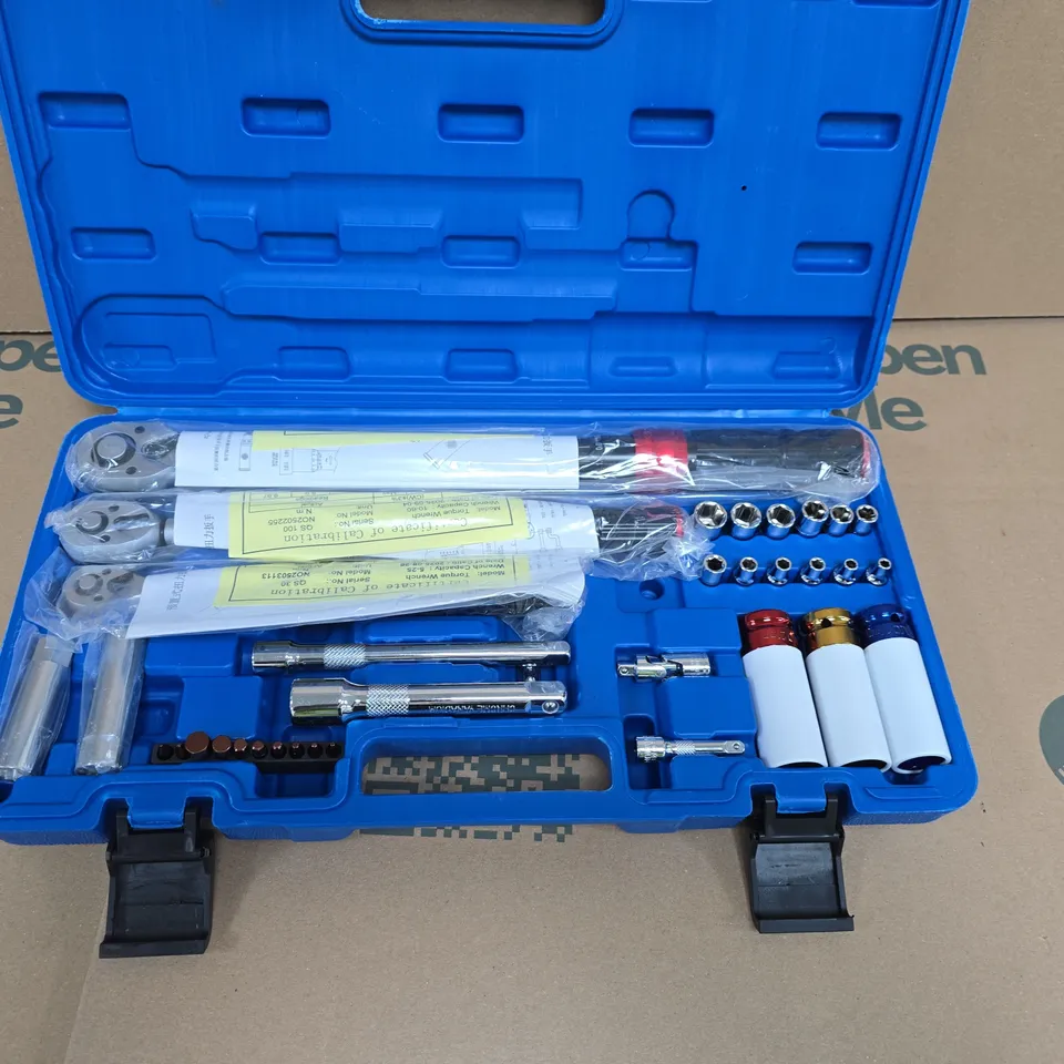 BLUE SOCKET WRENCH SET IN CARRY CASE – ASSORTED SOCKETS & BITS