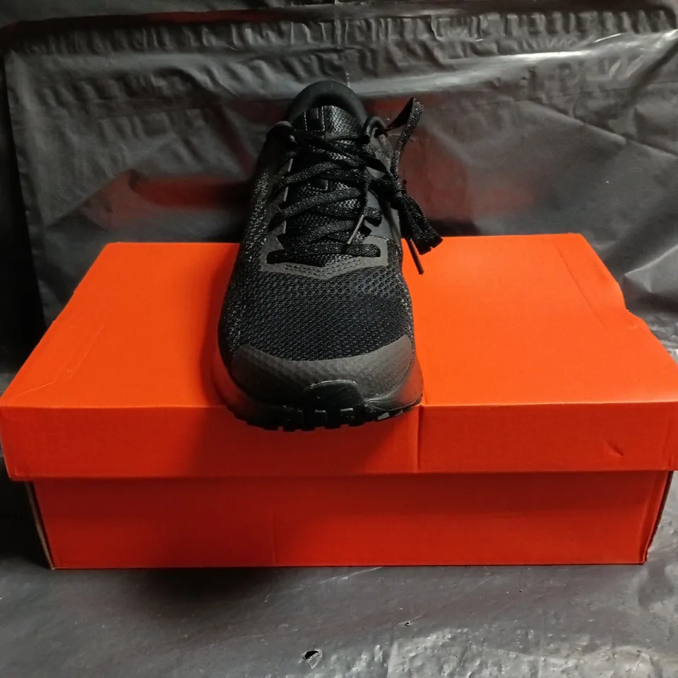 BOXED PAIR OF NIKE RUN DEFY TRAINERS IN BLACK SIZE UK 7
