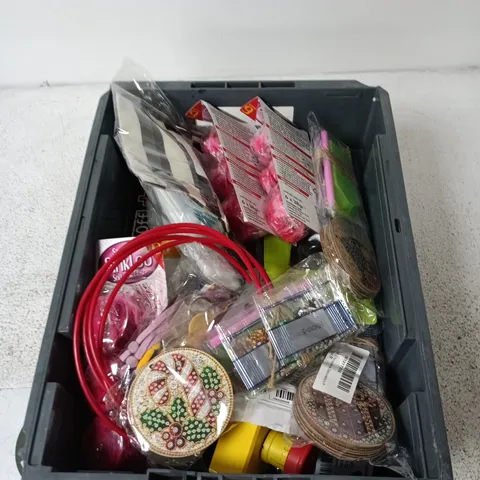 BOX CONTAINING A MIX OF APPROXIMATELY 15 ASSORTED HOUSEHOLD ITEMS INCLUDING WIRING, METAL PARTS, SMALL CRAFTS ITEMS ETC. 
