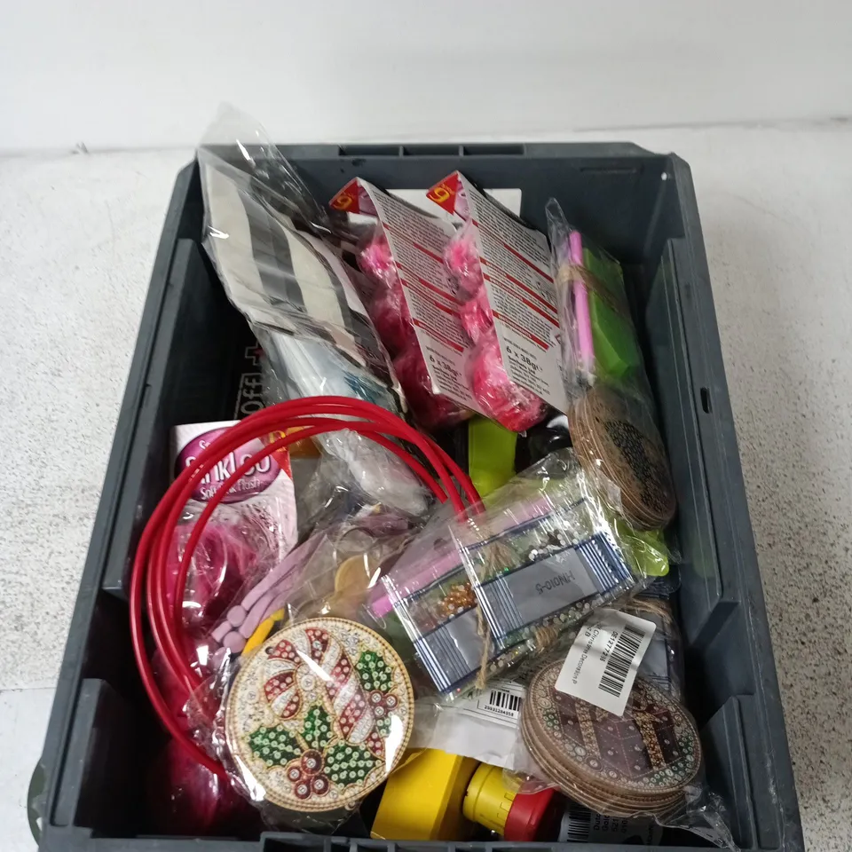 BOX CONTAINING A MIX OF APPROXIMATELY 15 ASSORTED HOUSEHOLD ITEMS INCLUDING WIRING, METAL PARTS, SMALL CRAFTS ITEMS ETC.