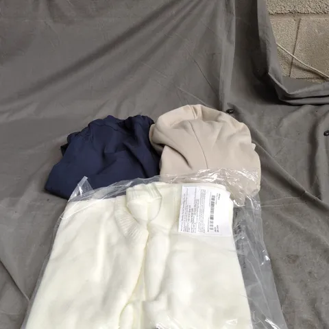 BOX OF APPROXIMATELY 20 ASSORTED CLOTHING ITEMS TO INCLUDE BLUE TRACKSUIT BOTTOMS, CREAM JUMPER, BOOHOO HOODIE ETC