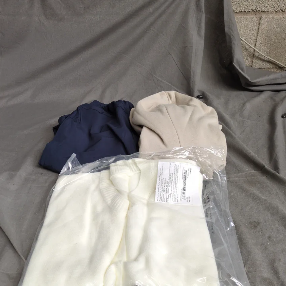 BOX OF APPROXIMATELY 20 ASSORTED CLOTHING ITEMS TO INCLUDE BLUE TRACKSUIT BOTTOMS, CREAM JUMPER, BOOHOO HOODIE ETC