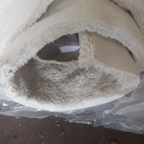 ROLL OF QUALITY CAMDEN DELUXE VANILLA CREAM CARPET - APPROXIMATELY 3.95 x 5m